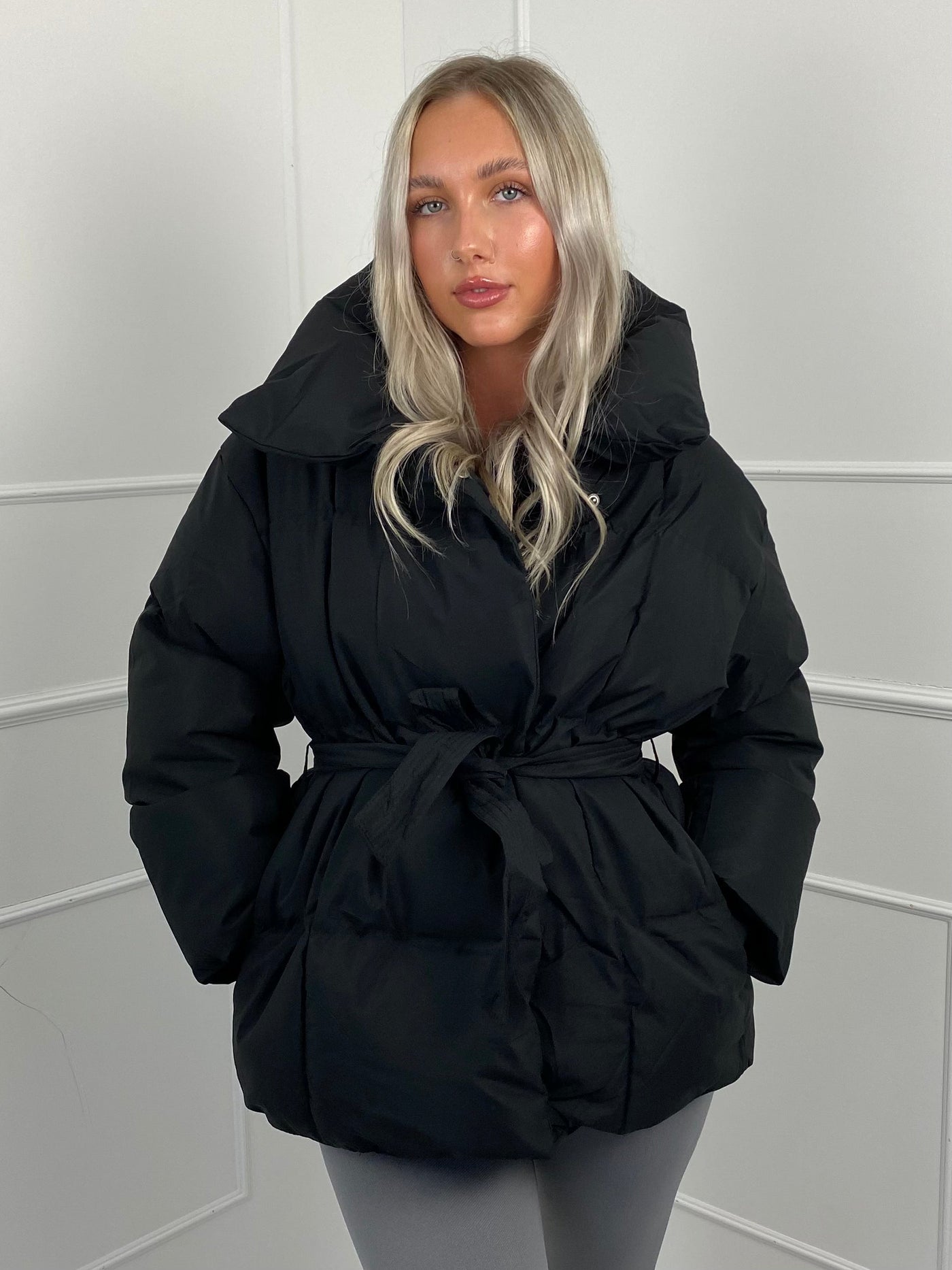 Jenna™ | Veste courte matelassée ceinturée